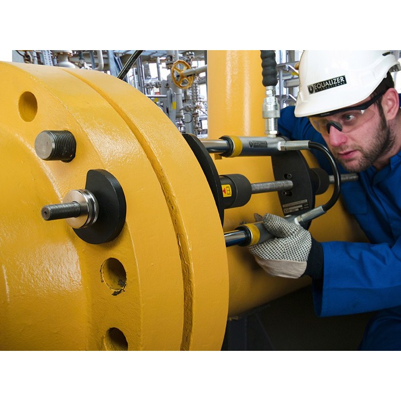 Equalizer FC10TE Hydraulic Flange Pulling Tool in Operation Equalizer FC10TE Hydraulic Flange Pulling Tool in Operation